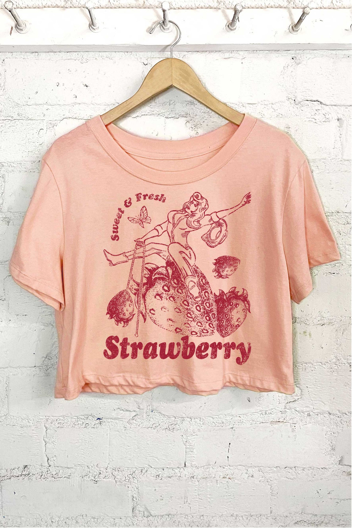 SWEET & FRESH STRAWBERRY COWGIRL GRAPHIC SHORT CROP TOP