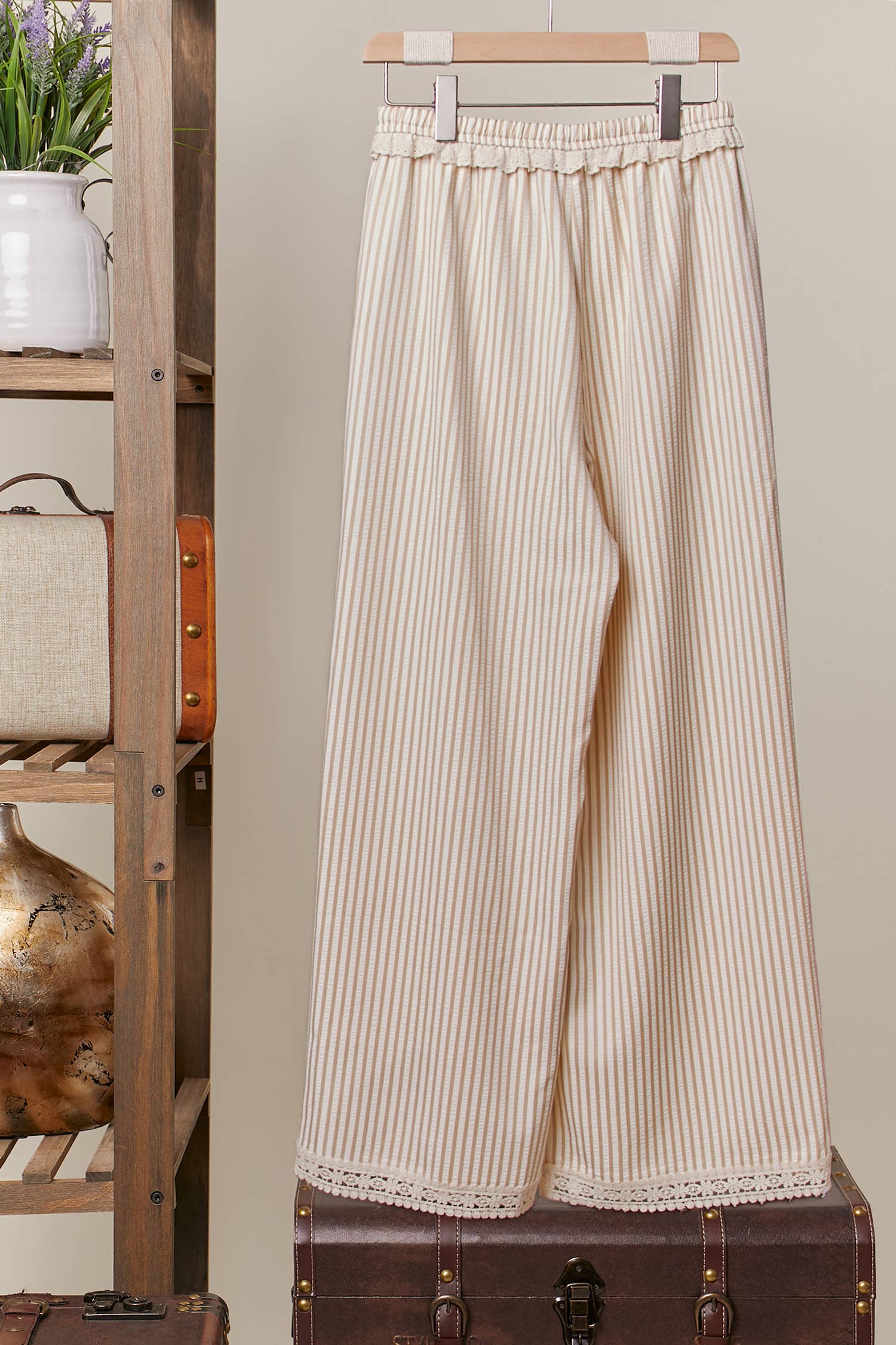 Striped Wide-Leg Pants with Lace Hem Mello.