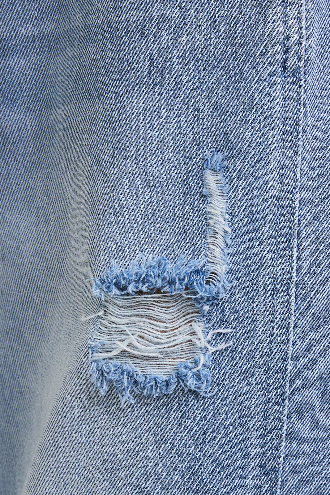 DISTRESSED BARREL JEANS