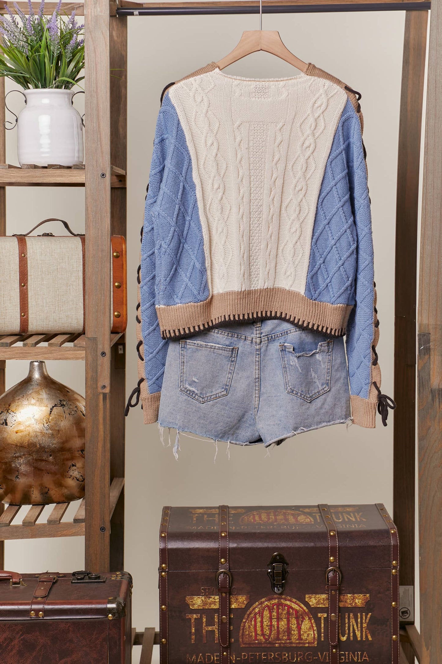 Color Block Sweater with Laced Sleeves Mello.